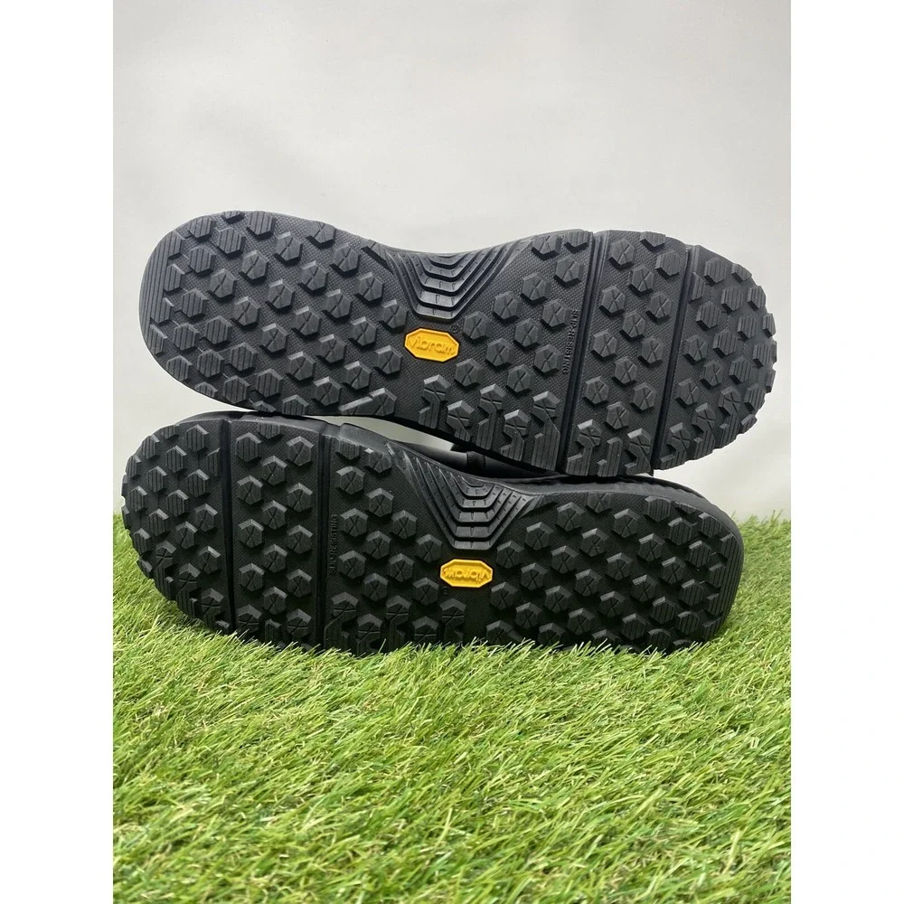 Under Armour please look